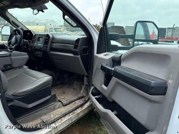 image for item ED5699 2017 Ford F350 Super Duty Crew Cab flatbed pickup truck