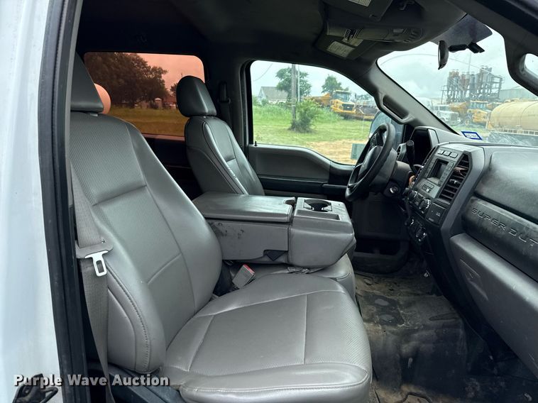 image for item ED5699 2017 Ford F350 Super Duty Crew Cab flatbed pickup truck