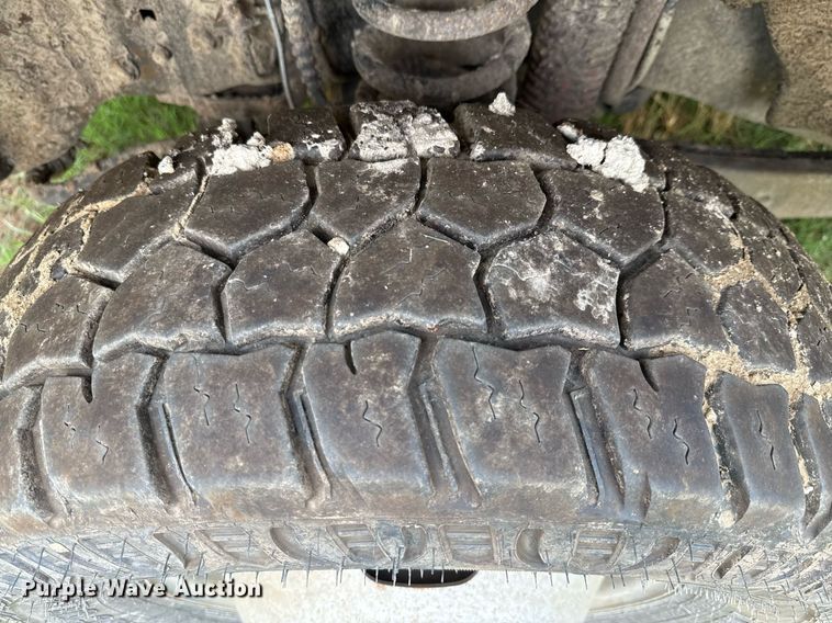 image for item ED5699 2017 Ford F350 Super Duty Crew Cab flatbed pickup truck