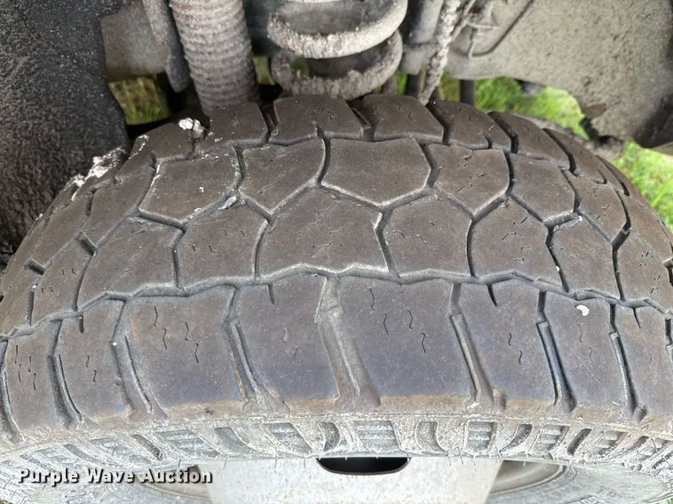 image for item ED5699 2017 Ford F350 Super Duty Crew Cab flatbed pickup truck