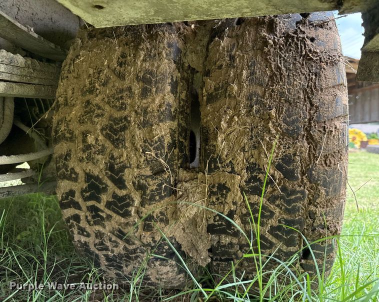 image for item ED5699 2017 Ford F350 Super Duty Crew Cab flatbed pickup truck