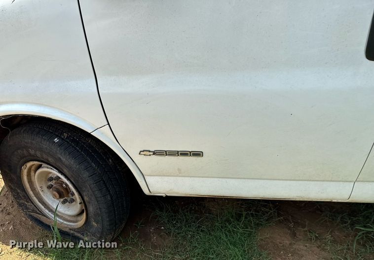 image for item ED5706 2001 Chevrolet Express 3500 van