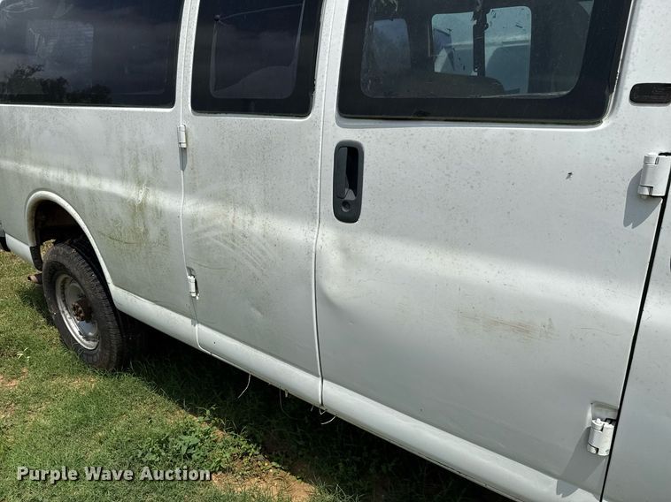 image for item ED5706 2001 Chevrolet Express 3500 van
