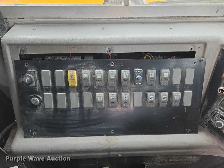 image for item EF1487 2006 Freightliner FS65 school bus