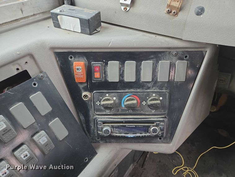 image for item EF1487 2006 Freightliner FS65 school bus