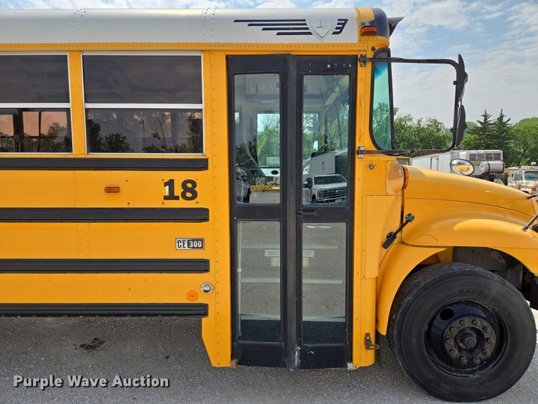 image for item EF1488 2005 IC PB105 school bus