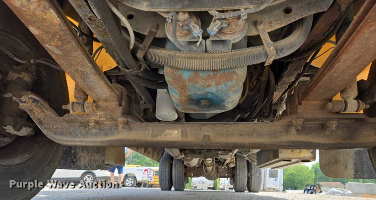 image for item EF1488 2005 IC PB105 school bus