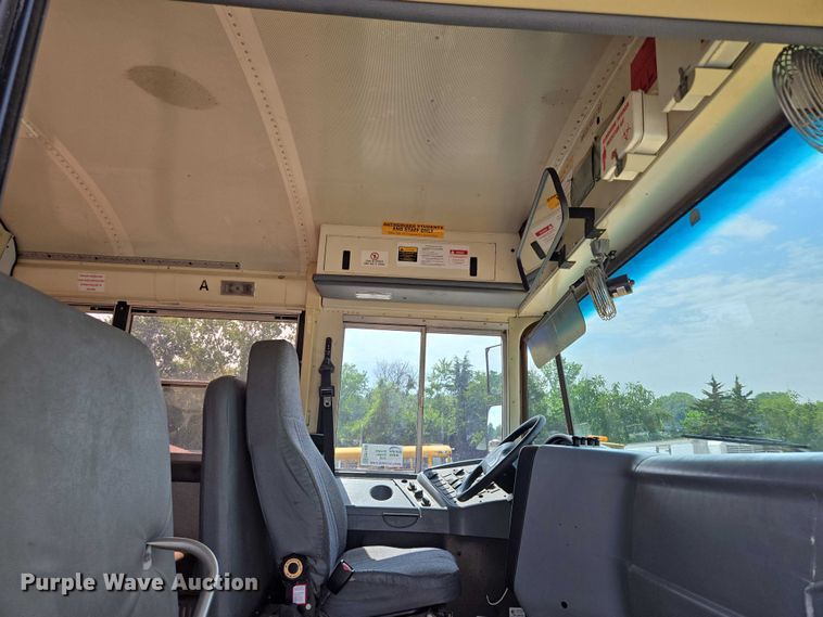 image for item EF1488 2005 IC PB105 school bus