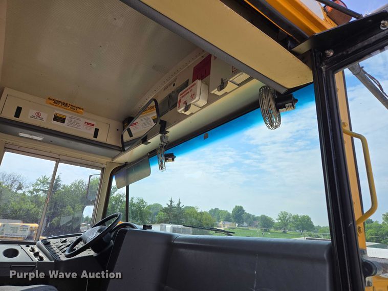 image for item EF1488 2005 IC PB105 school bus