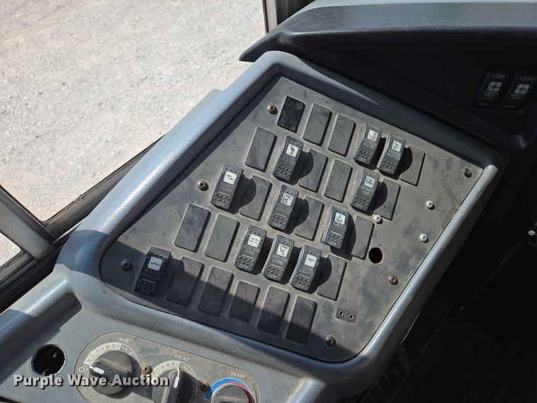 image for item EF1488 2005 IC PB105 school bus