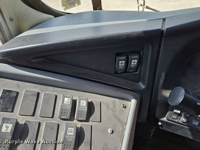 image for item EF1488 2005 IC PB105 school bus