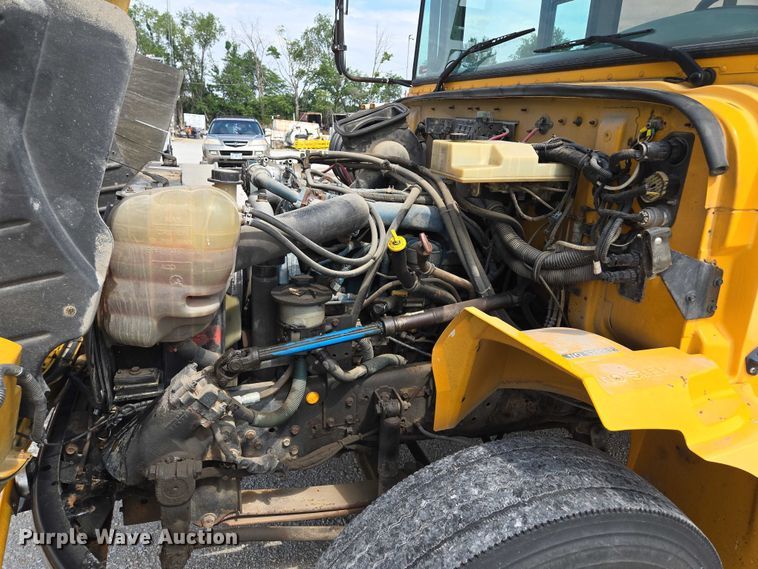 image for item EF1488 2005 IC PB105 school bus