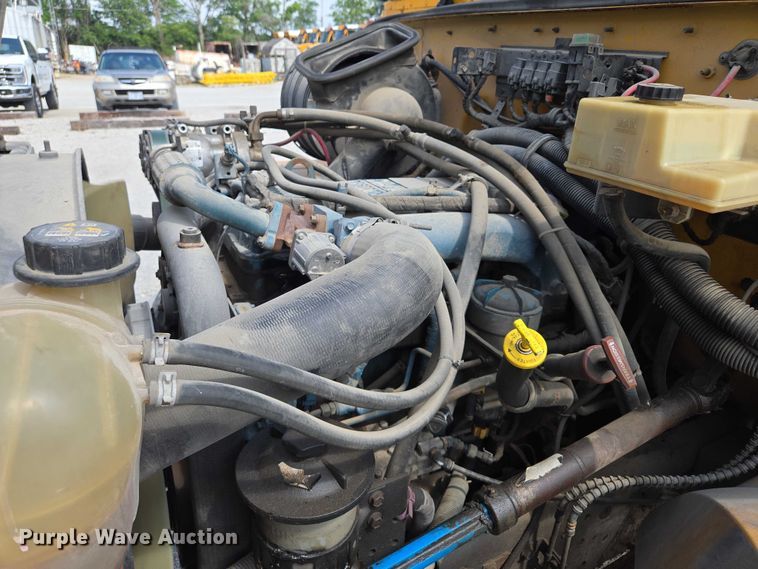 image for item EF1488 2005 IC PB105 school bus