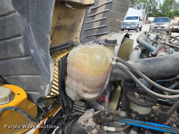 image for item EF1488 2005 IC PB105 school bus