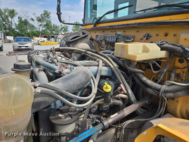 image for item EF1488 2005 IC PB105 school bus