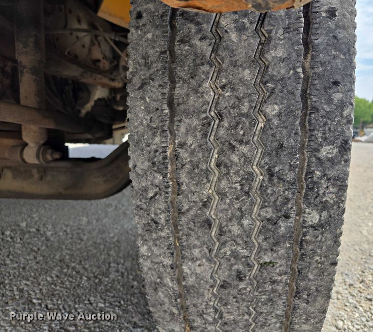 image for item EF1488 2005 IC PB105 school bus