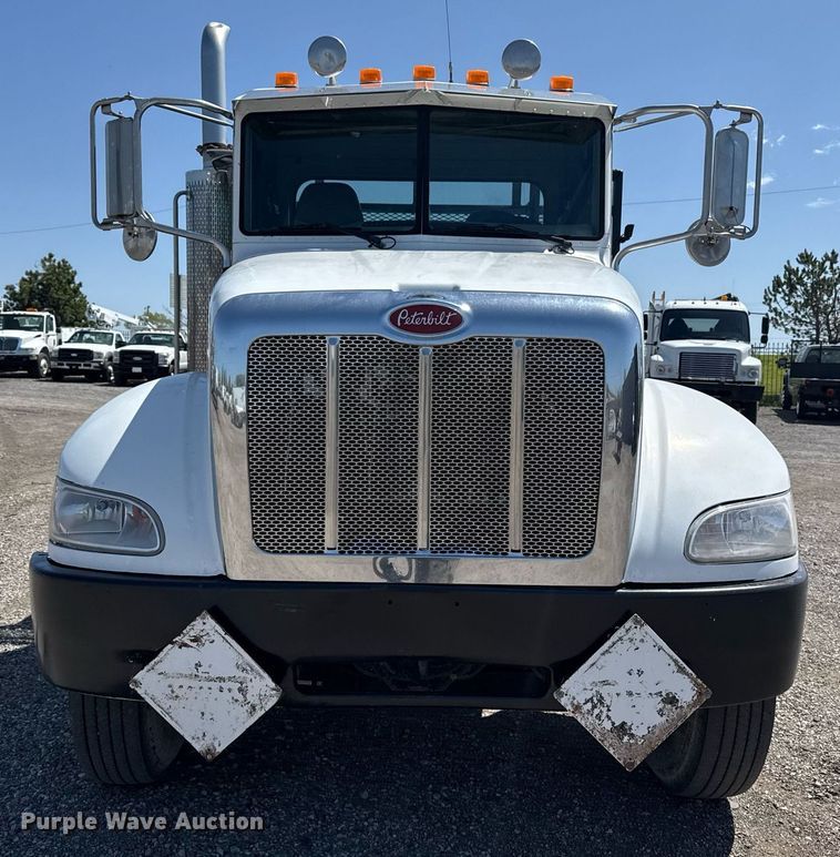 image for item EG5736 2007 Peterbilt 335 flatbed truck