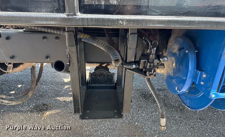 image for item EG5736 2007 Peterbilt 335 flatbed truck