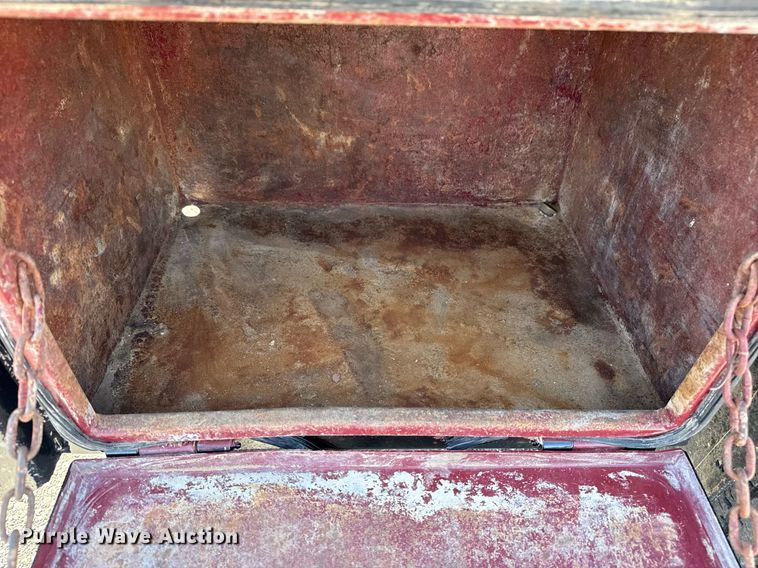 image for item EG5736 2007 Peterbilt 335 flatbed truck