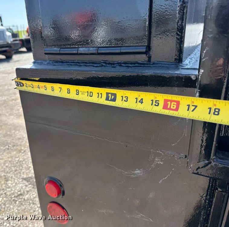 image for item EG5736 2007 Peterbilt 335 flatbed truck