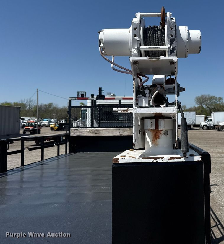 image for item EG5736 2007 Peterbilt 335 flatbed truck