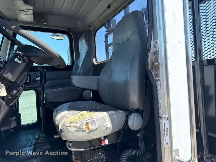 image for item EG5736 2007 Peterbilt 335 flatbed truck