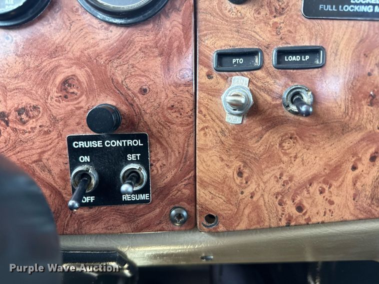 image for item EG5736 2007 Peterbilt 335 flatbed truck