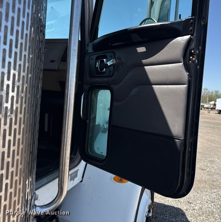 image for item EG5736 2007 Peterbilt 335 flatbed truck