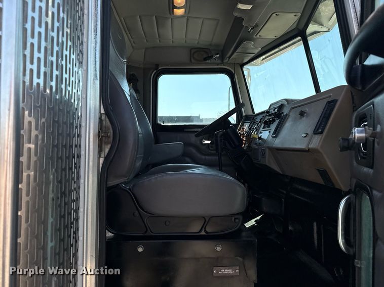 image for item EG5736 2007 Peterbilt 335 flatbed truck