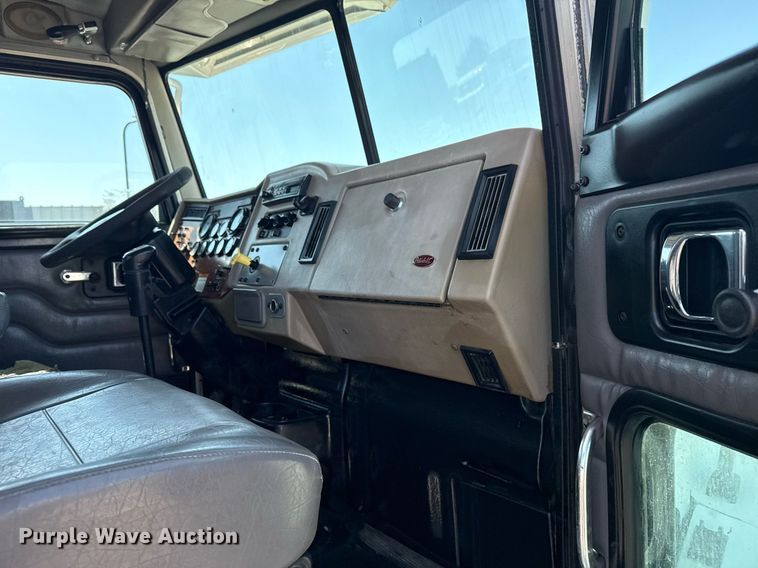 image for item EG5736 2007 Peterbilt 335 flatbed truck