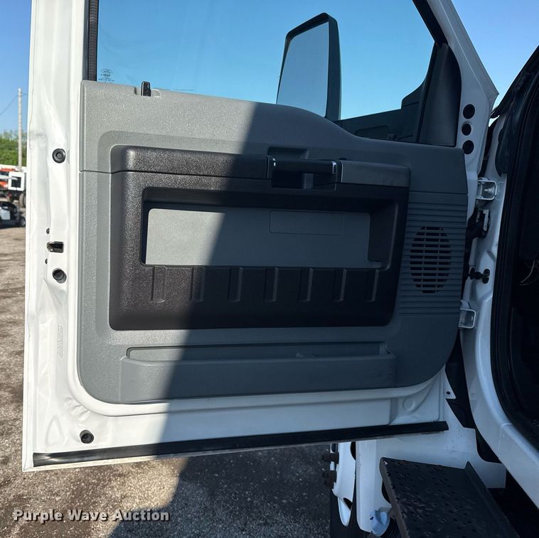 image for item EG5833 2016 Ford F650 Super Duty box truck