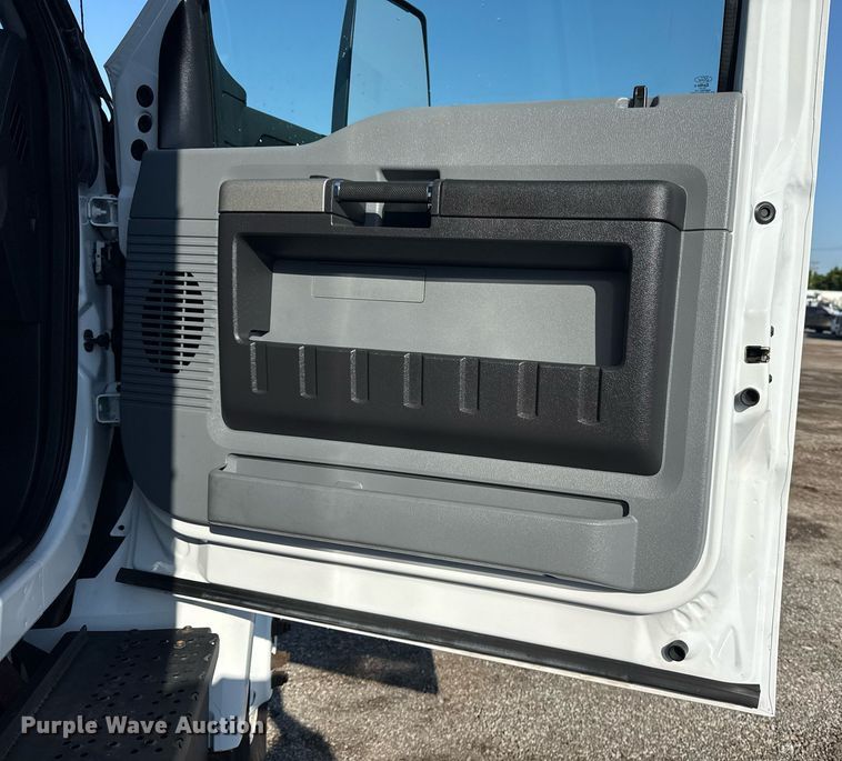 image for item EG5833 2016 Ford F650 Super Duty box truck