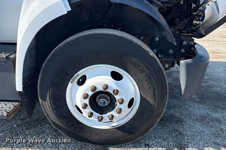 image for item EG5833 2016 Ford F650 Super Duty box truck