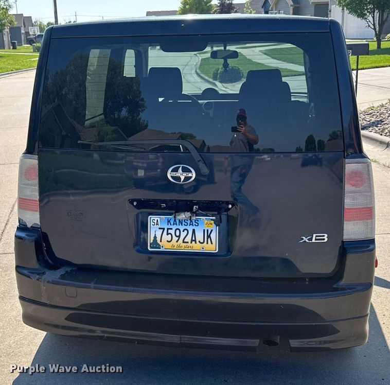 image for item EG6589 2005 Toyota Scion XB SUV