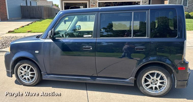 image for item EG6589 2005 Toyota Scion XB SUV