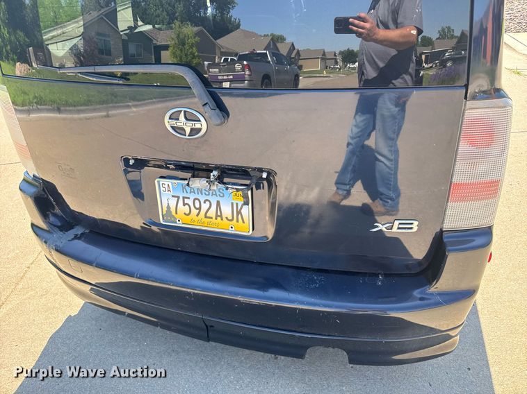 image for item EG6589 2005 Toyota Scion XB SUV