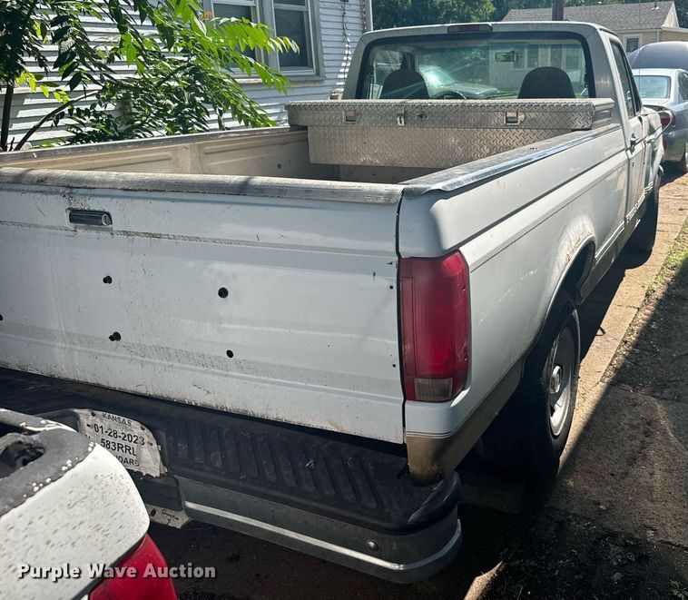 image for item EG6592 1996 Ford F150 pickup truck