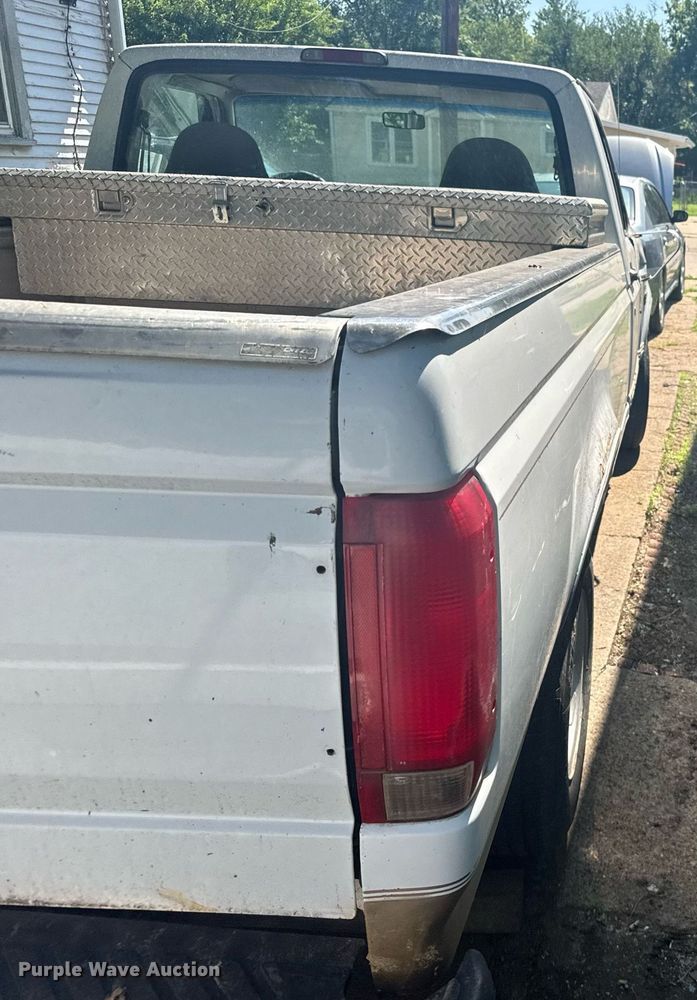 image for item EG6592 1996 Ford F150 pickup truck
