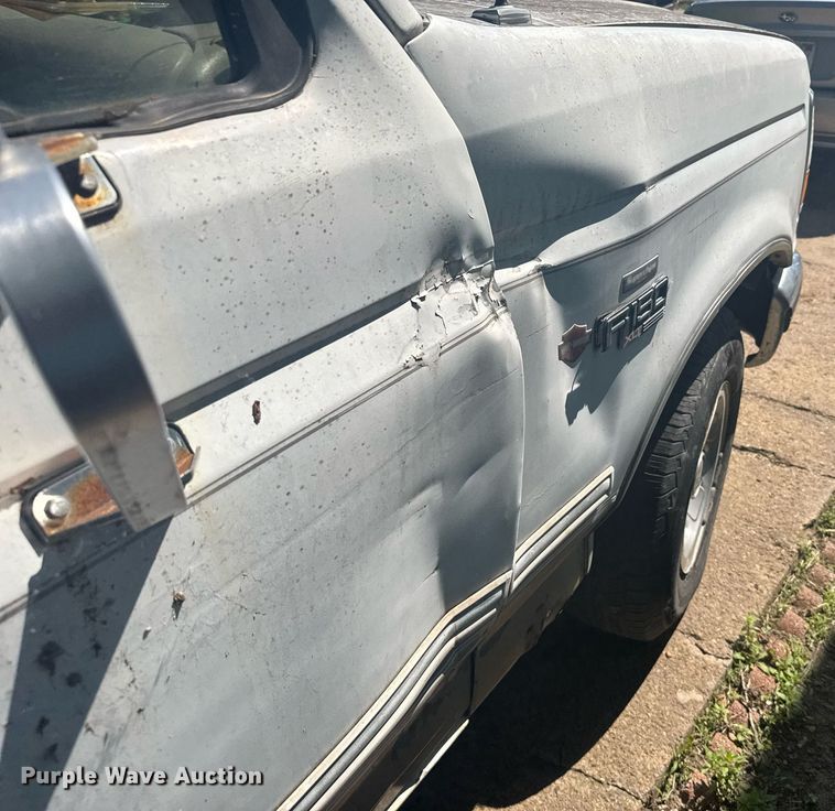 image for item EG6592 1996 Ford F150 pickup truck