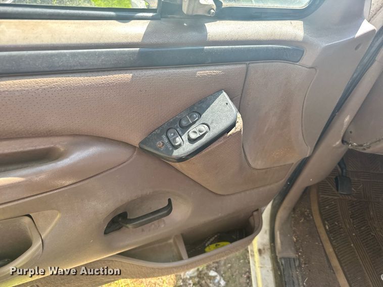 image for item EG6592 1996 Ford F150 pickup truck