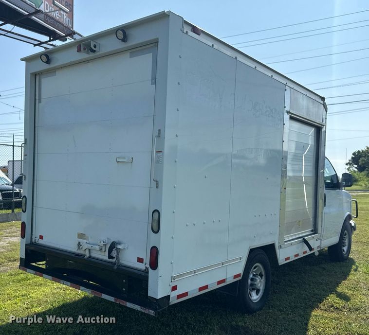 image for item EG8075 2019 Chevrolet Express 3500 box truck