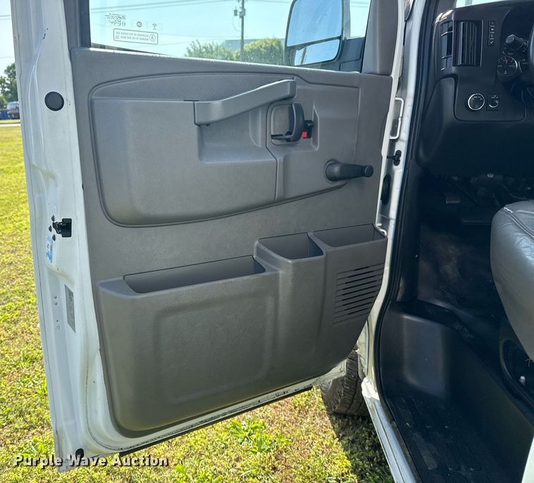 image for item EG8075 2019 Chevrolet Express 3500 box truck