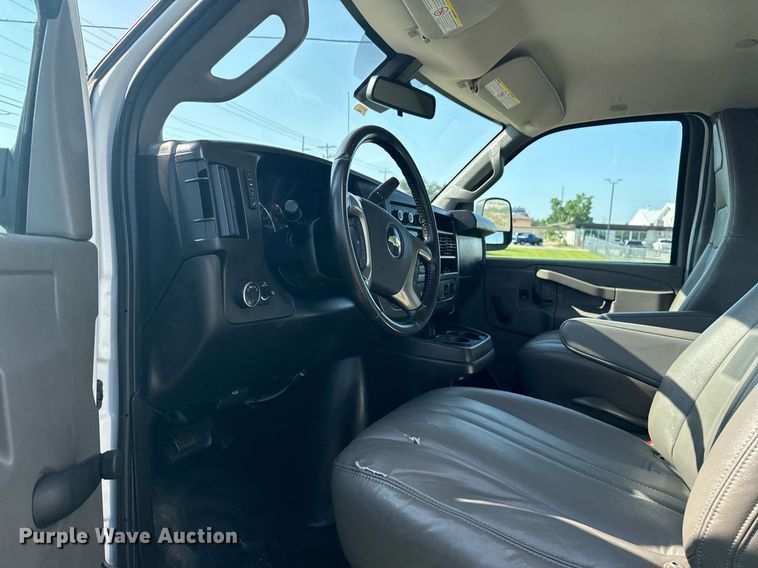 image for item EG8075 2019 Chevrolet Express 3500 box truck