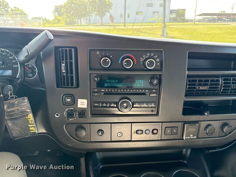 image for item EG8075 2019 Chevrolet Express 3500 box truck