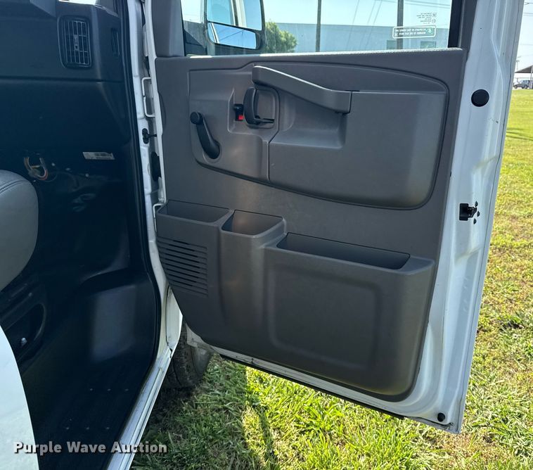 image for item EG8075 2019 Chevrolet Express 3500 box truck