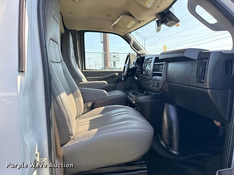 image for item EG8075 2019 Chevrolet Express 3500 box truck