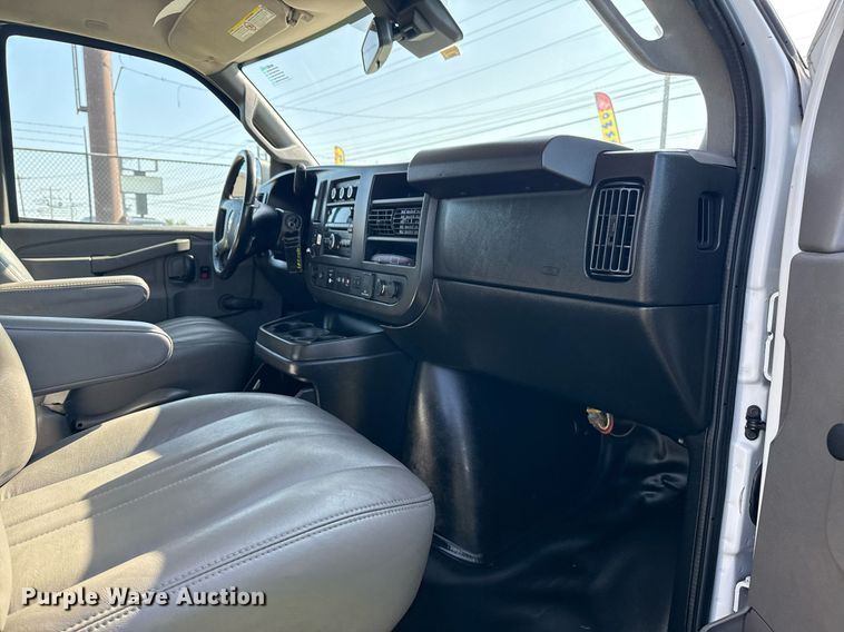 image for item EG8075 2019 Chevrolet Express 3500 box truck