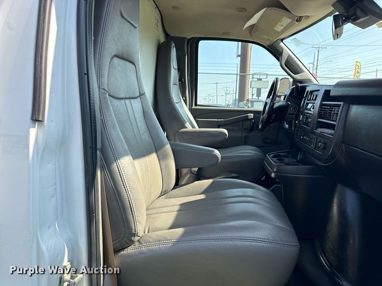 image for item EG8075 2019 Chevrolet Express 3500 box truck