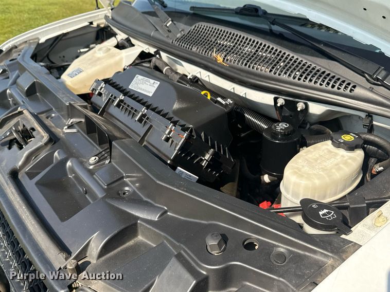 image for item EG8075 2019 Chevrolet Express 3500 box truck