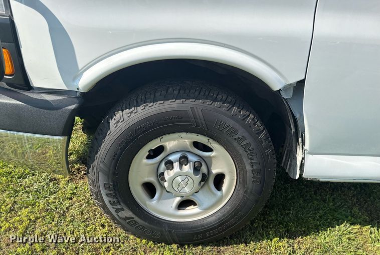 image for item EG8075 2019 Chevrolet Express 3500 box truck